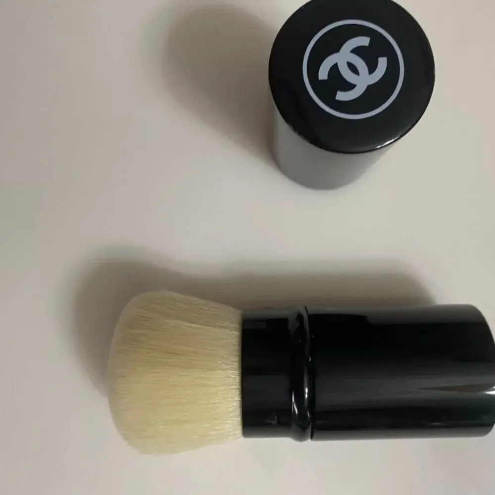 CHANEL Les Beiges Retractable Kabuki Brush - Cream and Black